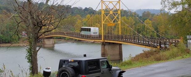 VIDEO: Soferul de autocar ignora limita de greutate a podului si conduce mai departe