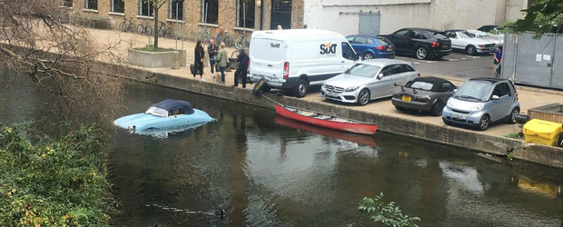 VIDEO: Soferul de duba da cu spatele si arunca un Porsche de mare valoare in canal