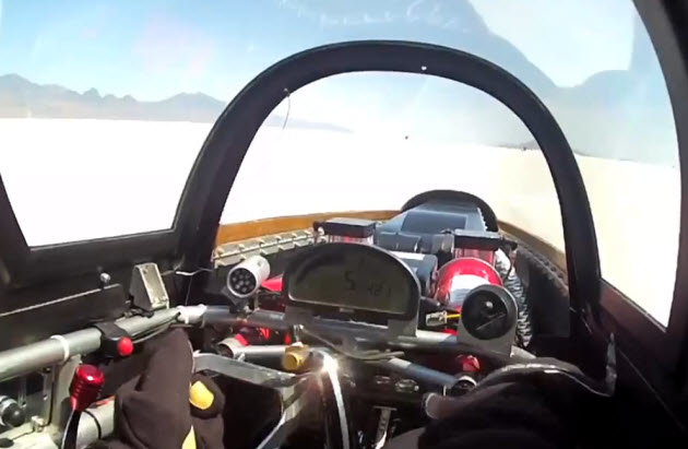 Video spectaculos: Cum arata 685 km/h vazuti din masina?