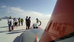 Video spectaculos: Cum arata 685 km/h vazuti din masina?