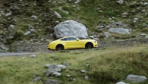 VIDEO SPECTACULOS: Jurnalistii britanici navalesc pe Transfagarasan la bordul unui Mustang de 420 cp