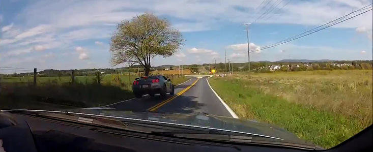 Video Spectaculos: Un Nissan GT-R isi ia zborul, aterizeaza pe marginea carosabilului