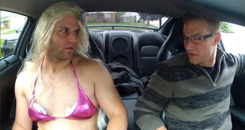 VIDEO TOPLESS: cursa nebuna cu o blonda sexy si un Nissan GTR VIDEO TOPLESS: cursa nebuna cu o blonda sexy si un Nissan GTR