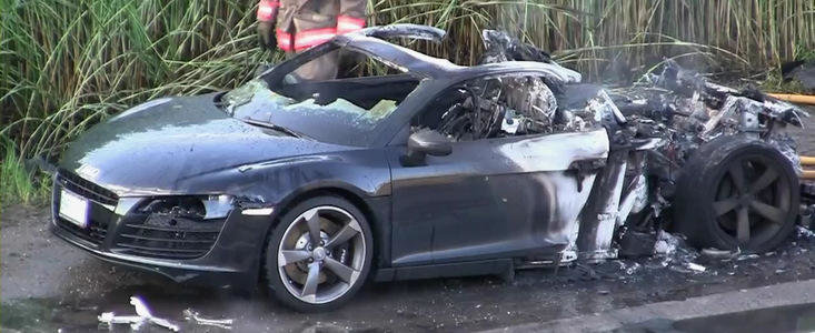 VIDEO: Un Audi R8 sfarseste in flacari pe o autostrada din Canada