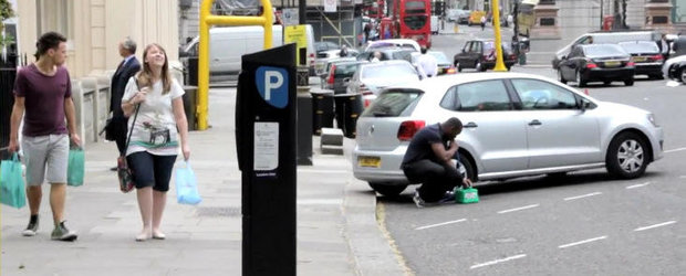 VIDEO: Un britanic fura benzina din rezervor in plina zi. Nimeni nu intervine!