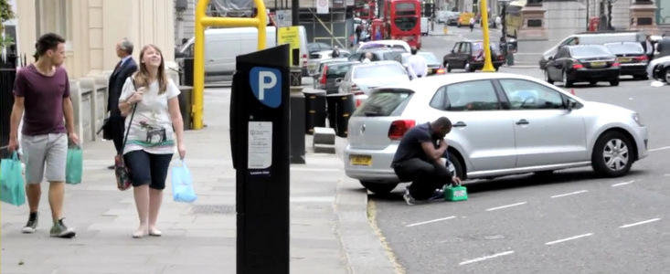 VIDEO: Un britanic fura benzina din rezervor in plina zi. Nimeni nu intervine! VIDEO: Un britanic fura benzina din rezervor in plina zi. Nimeni nu intervine!