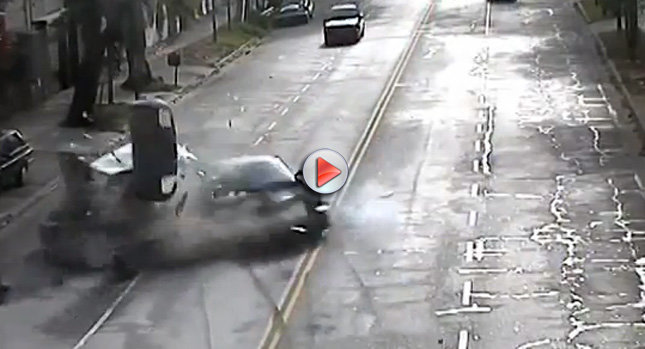 VIDEO: Un Ferrari 456 condus de dealer intra intr-un Volkswagen VIDEO: Un Ferrari 456 condus de dealer intra intr-un Volkswagen