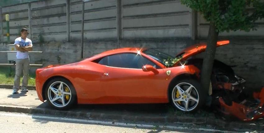 VIDEO: Un Ferrari 458 Italia si-a gasit sfarsitul la iesirea din fabrica VIDEO: Un Ferrari 458 Italia si-a gasit sfarsitul la iesirea din fabrica