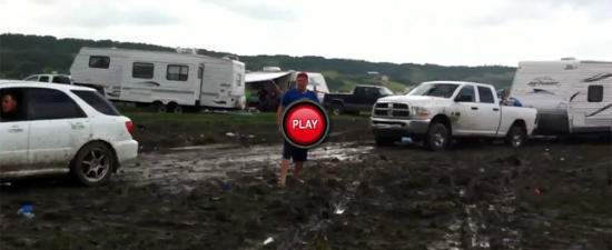 VIDEO: Un Impreza break scoate din noroi o camioneta Dodge Ram VIDEO: Un Impreza break scoate din noroi o camioneta Dodge Ram
