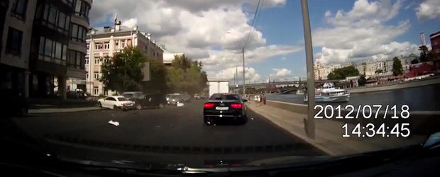 VIDEO: Un Mercedes CL intra pe contrasens, face praf cel putin trei masini