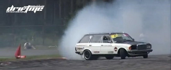 Video: Un Mercedes E-Class wagon diesel facand drifturi nu e ceva ce vezi zilnic Video: Un Mercedes E-Class wagon diesel facand drifturi nu e ceva ce vezi zilnic
