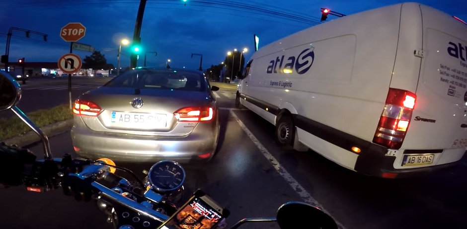 VIDEO: Un motociclist ii strica ziua unui dubist tare in gura si-n scuipat