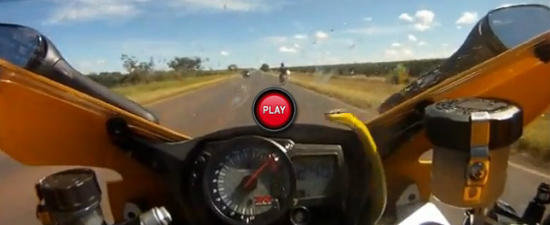 VIDEO: Un motociclist s-a trezit cu un sarpe pe ghidon la 240 kilometri pe ora!