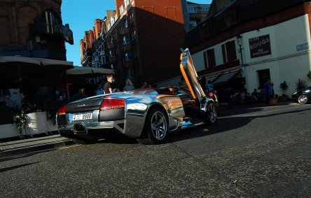 Video: Un Murcielago LP640 Roadster cromat face senzatie in Londra