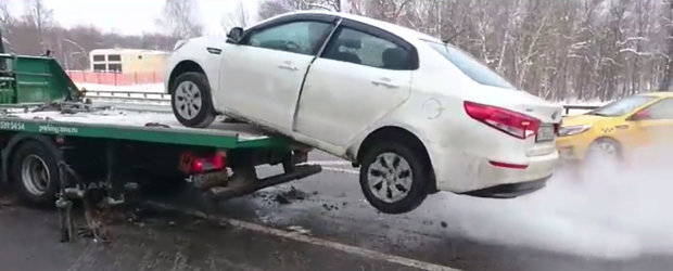 VIDEO: Un rus suparat pe politisti isi ia masina de pe platforma si se face nevazut