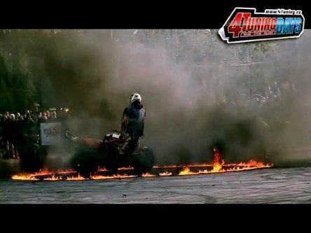Video: Un show incendiar oferit de Becman Video: Un show incendiar oferit de Becman