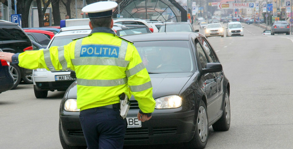 VIDEO: Un sofer a fost amenintat cu arma de Politie la Pitesti si prostimea il apara si il victimizeaza VIDEO: Un sofer a fost amenintat cu arma de Politie la Pitesti si prostimea il apara si il victimizeaza