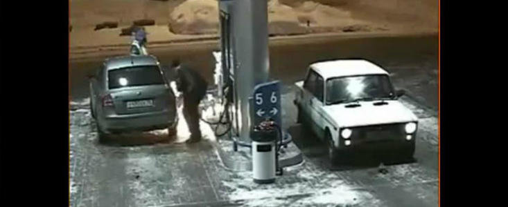 VIDEO: Un sofer din Rusia da foc la statia de benzina. Din prostie, bineinteles!