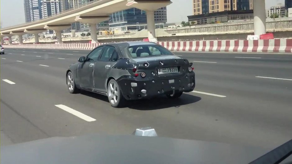 Viitorul Mercedes C-Class, surprins recent in Dubai