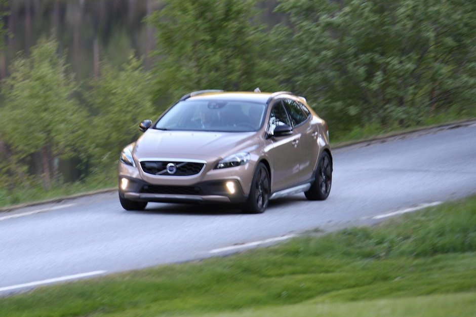 Viitorul Volvo XC40, surprins din nou complet nedeghizat Viitorul Volvo XC40, surprins din nou complet nedeghizat