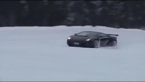 Visezi la schiuri noi? Ce-ai zice sa incerci un... Lamborghini de curse?