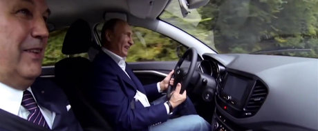 Vladimir Putin testeaza noul rival al Loganului, Lada Vesta: 'este masina perfecta!'