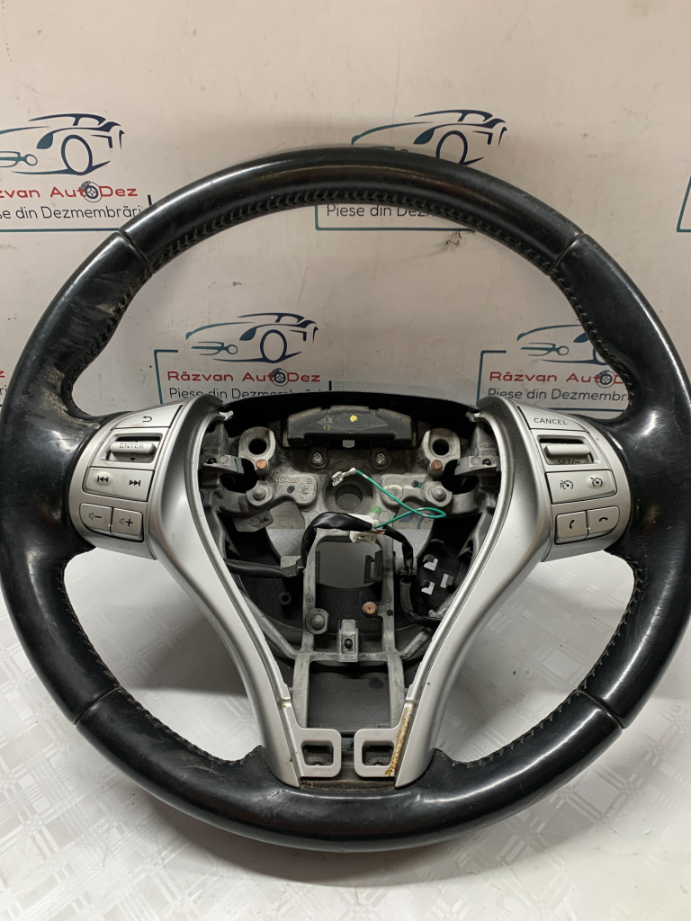 Volan cu comenzi Nissan Qashqai 1.2 Benzina 2014, CU URME DE UZURĂ