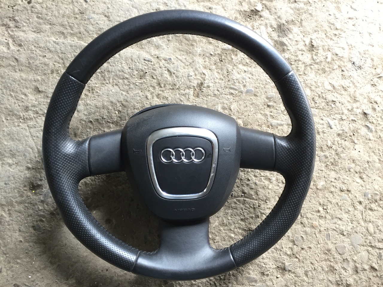 Volan piele 3 spite AUDI A4 B7 2005 2006 2007 2008
