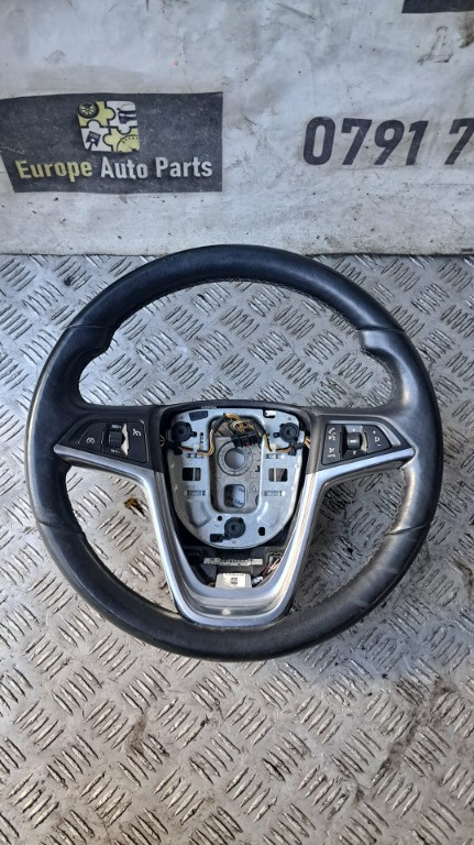Volan piele cu comenzi Opel Astra J an 2011 cod 13305810