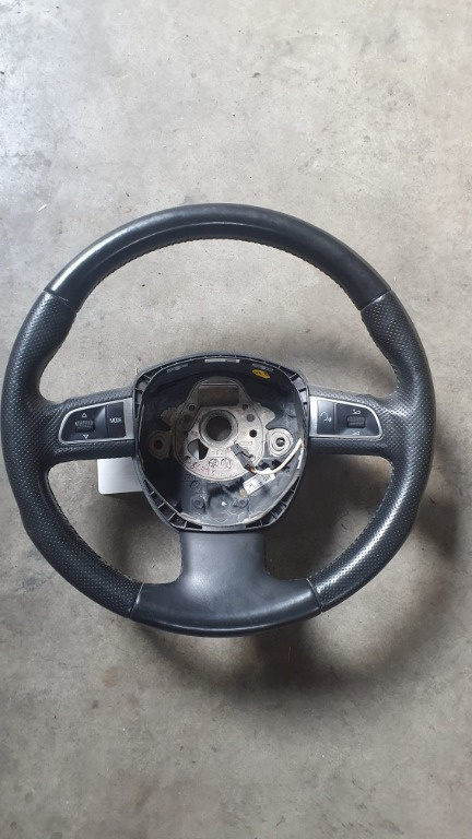 Volan piele cu comenziAudi A5 A4 Q5 an fabricatie 2010 cod piesa 8T0419091A