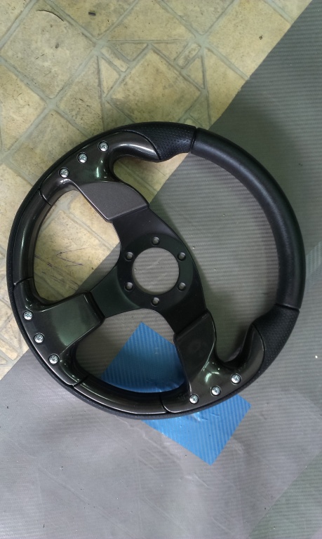Volan sport de culoare neagra cu buton de claxon