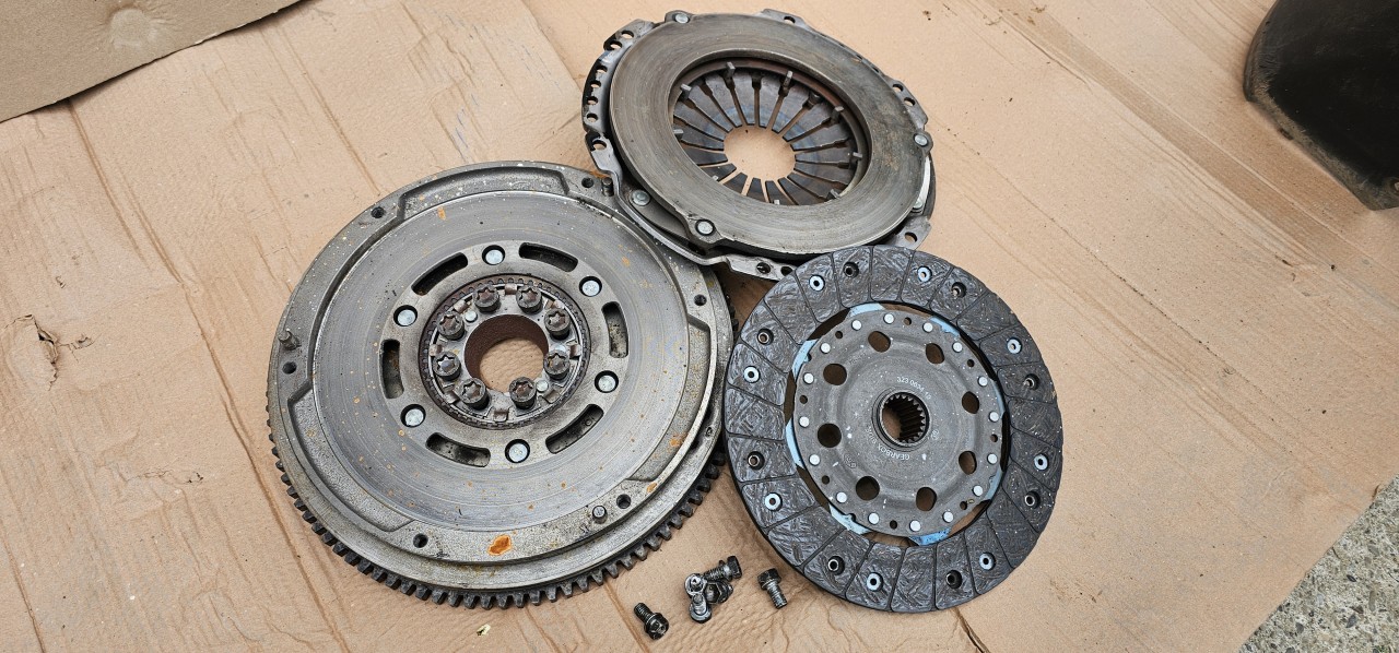 Volanta cu Kit ambreiaj 6 trepte Toyota Rav 4 / Avensis T25 2.0 D-4D 2004 2005 2006