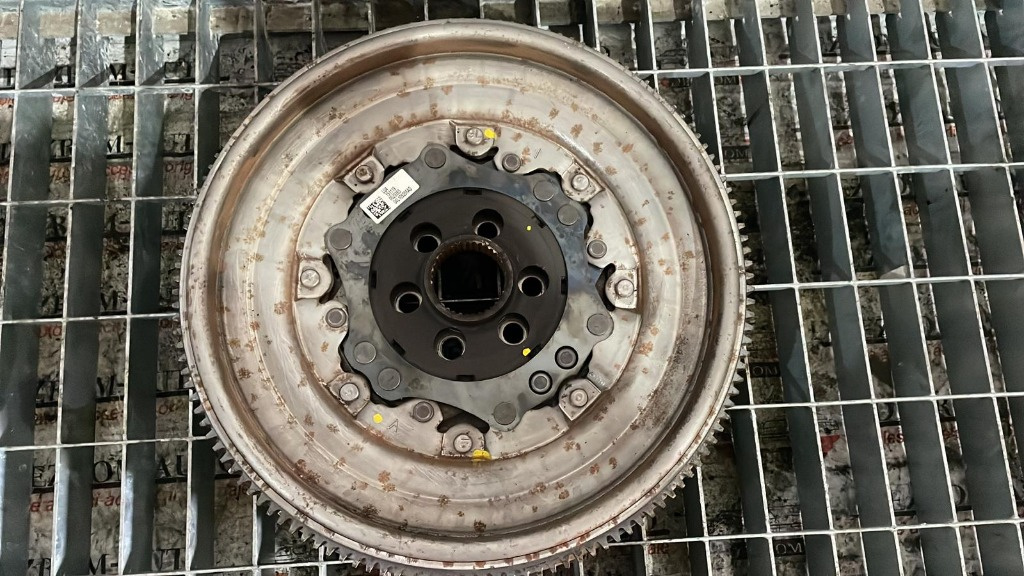 Volanta cu masa dubla pentru DSG VW Tiguan II (AD1) 2.0 TDI 4motion 150cp cod: 04L105266AD