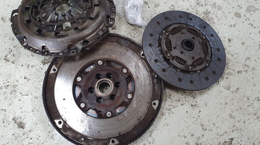 Volanta cu set ambreiaj AUDI A4 B6 1.9 TDI AVF 2001 2002 2003 2004 2005