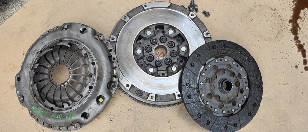 Volanta cu set ambreiaj Opel Astra H 1.7 CDTI Z17DTH 2004 2005 2006