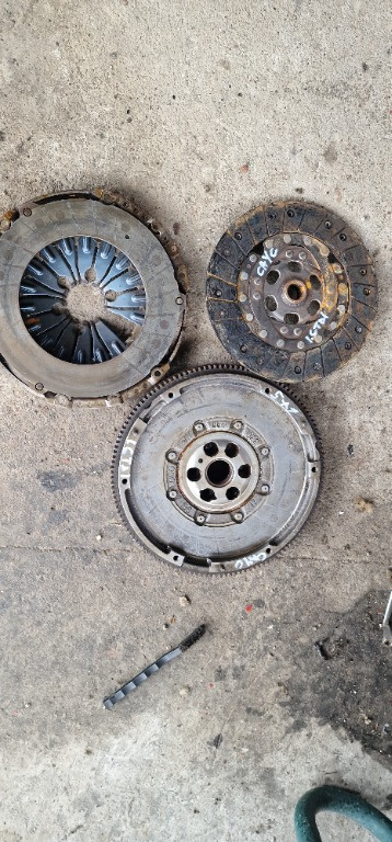 Volanta Masa Dubla cu Kit Ambreiaj 1.6 tdi 5+1Viteze Euro 5 CAYC