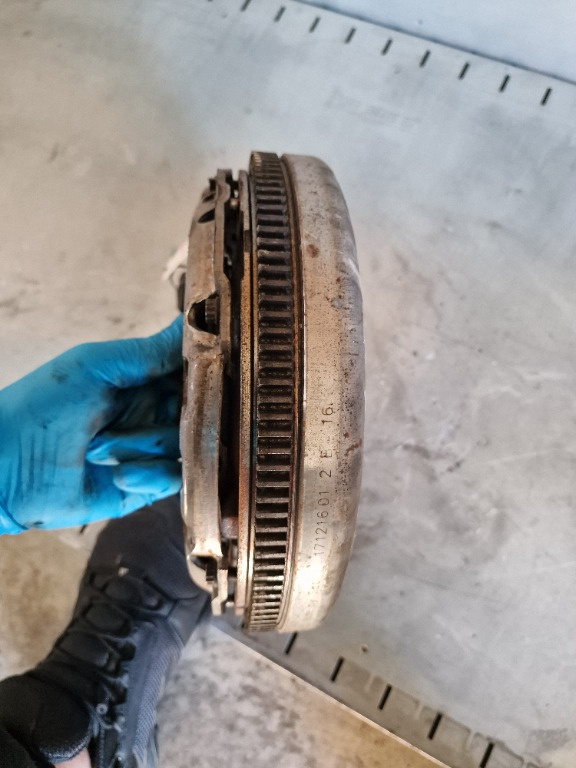 Volanta Masa Dubla cu Kit Ambreiaj Vw Golf 5 1.9 tdi 5+1Viteze