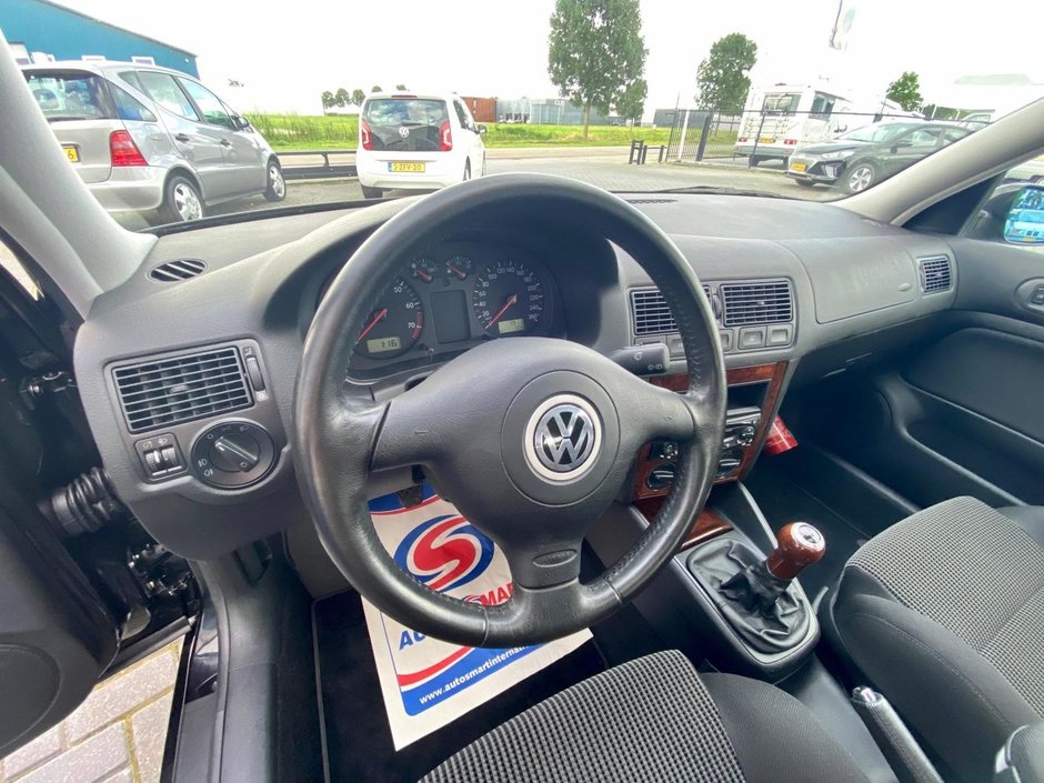 Volkswagen Golf cu 7.913 kilometri la bord