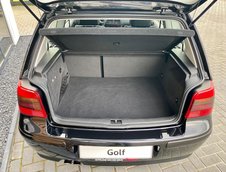 Volkswagen Golf cu 7.913 kilometri la bord