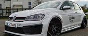 Un wide body kit si jantele pe 20 au scos din anonimat acest Golf GTI