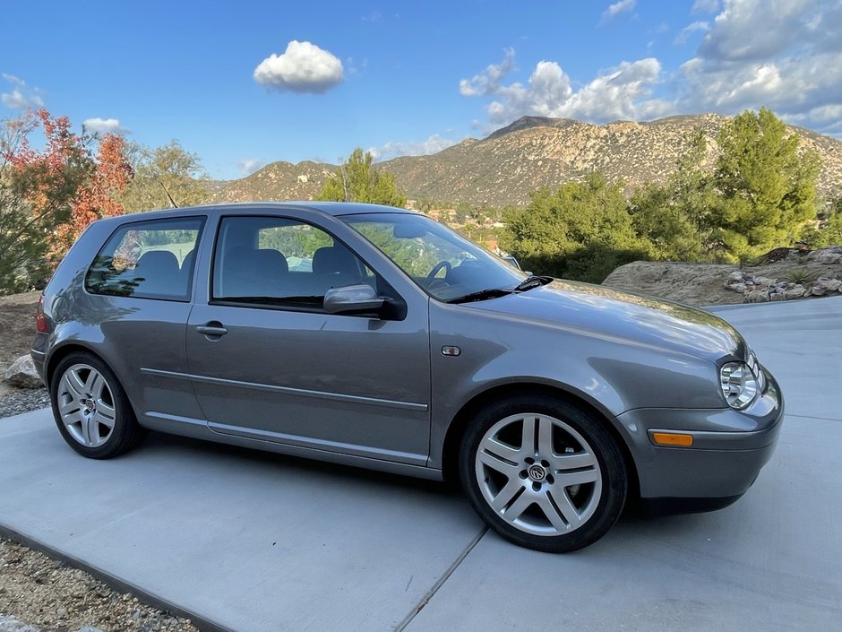 Volkswagen Golf GTI cu 3.981 de kilometri la bord