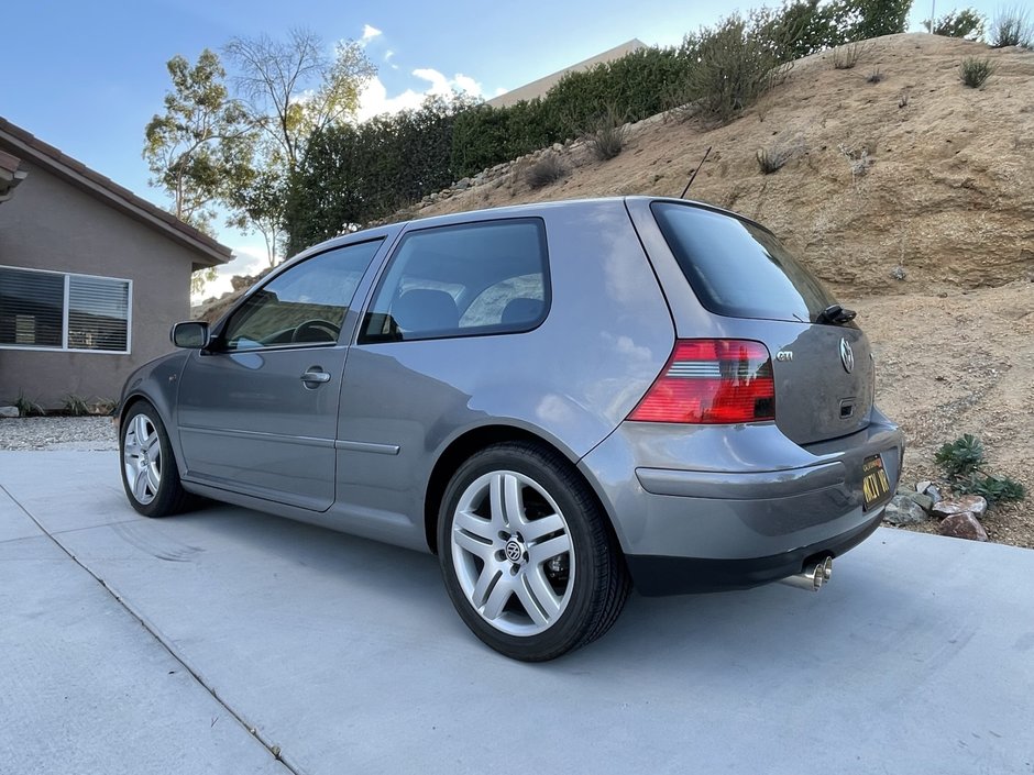 Volkswagen Golf GTI cu 3.981 de kilometri la bord