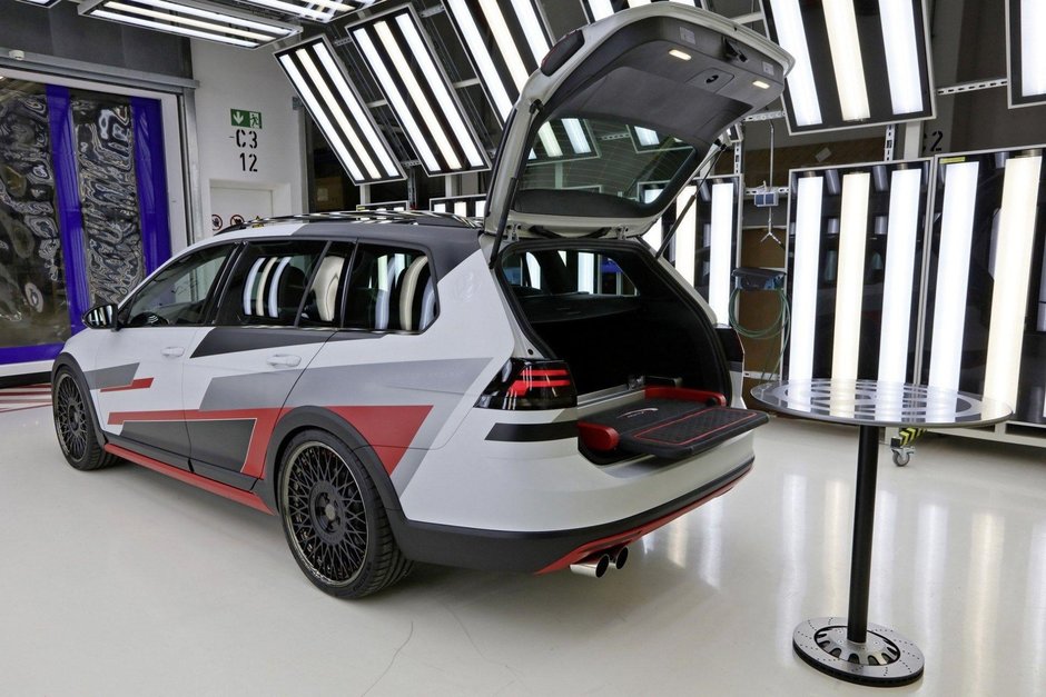 Volkswagen Golf GTI Next Level si Golf Variant TGI GMOTION