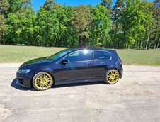Volkswagen Golf R cu motor turbo de 2.5 litri