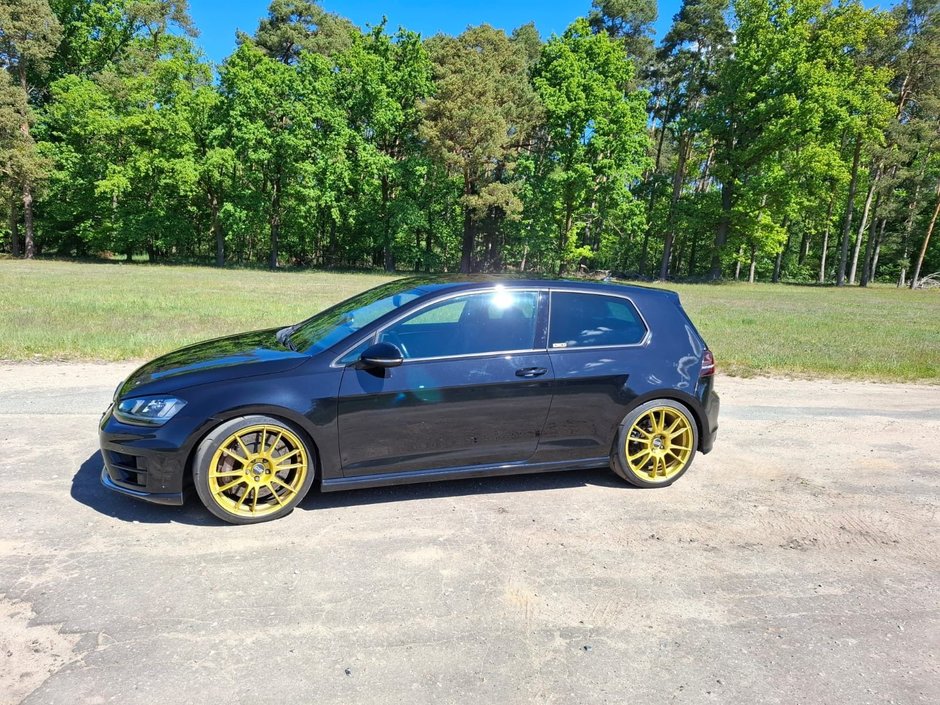 Volkswagen Golf R cu motor turbo de 2.5 litri