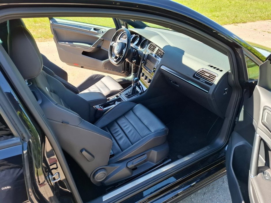Volkswagen Golf R cu motor turbo de 2.5 litri