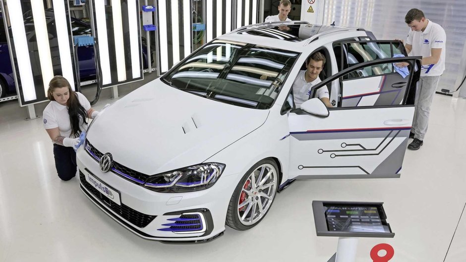 Volkswagen GTI First Decade Concept si GTE Estate impulsE