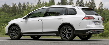 Volkswagen lucreaza la o noua varianta de Golf 8 ca sa scape de complexul Renault Clio V
