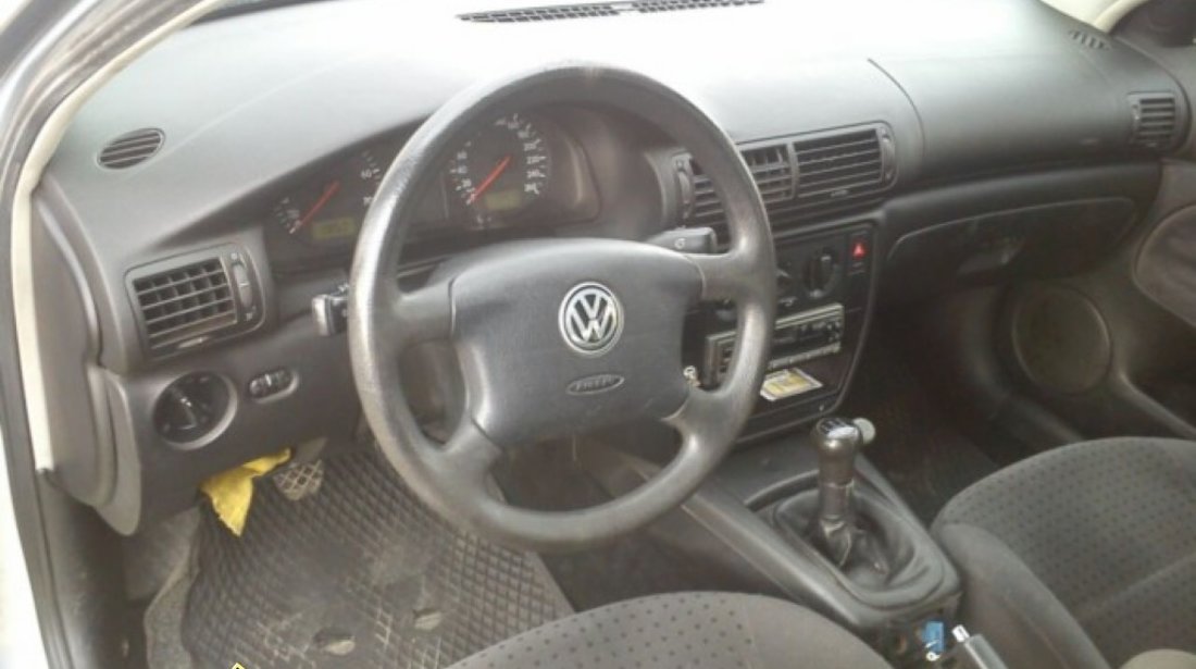 Volkswagen Passat 1 6i Combi Clima