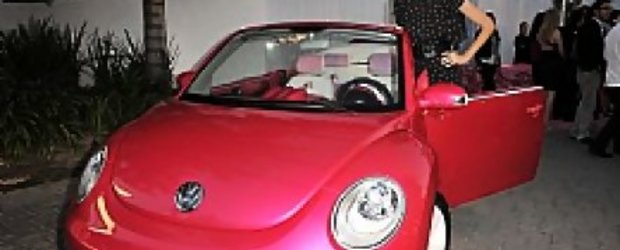 Volkswagen prezinta Barbie New Beetle decapotabil